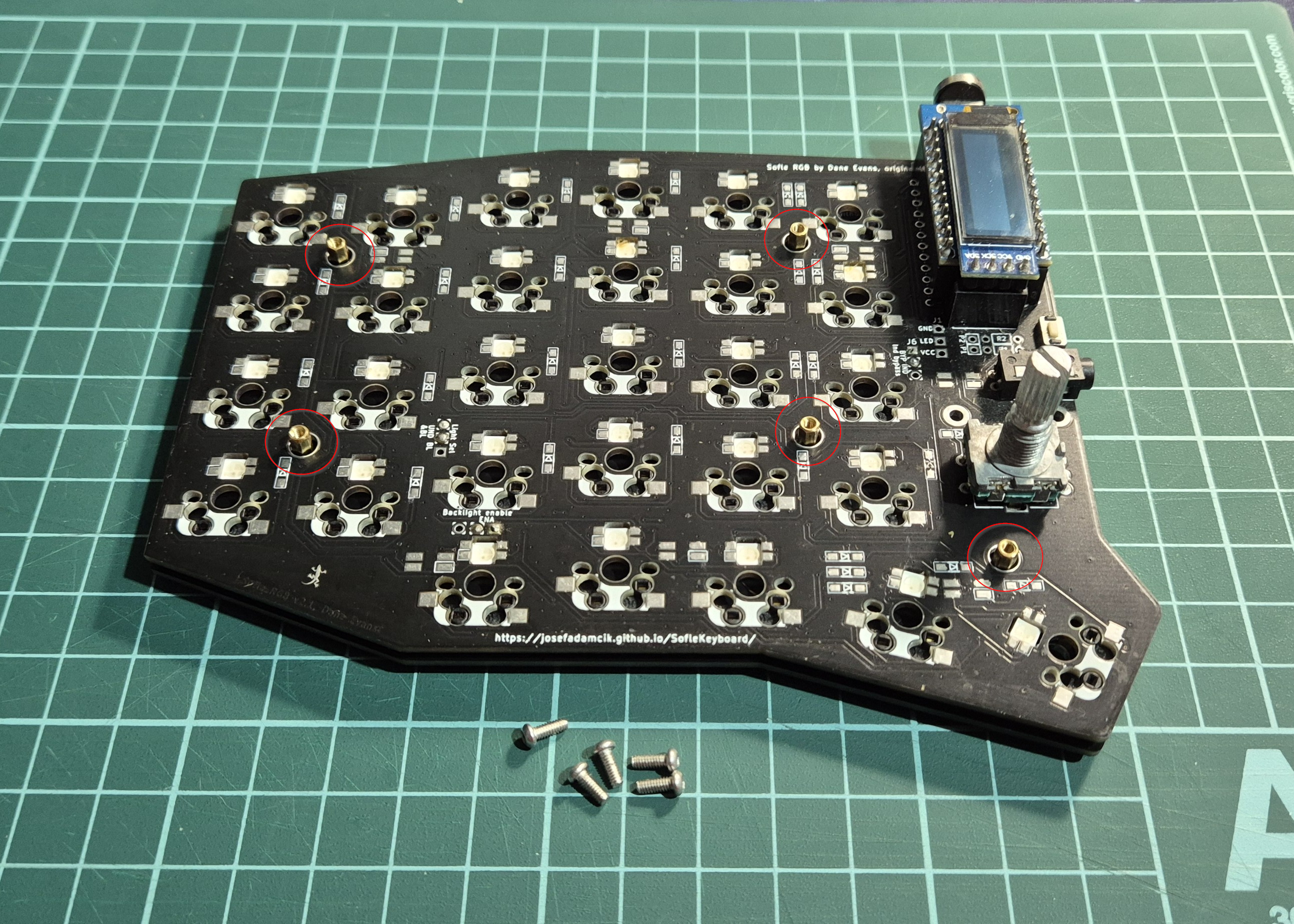 PCB colocada sobre la plate inferior